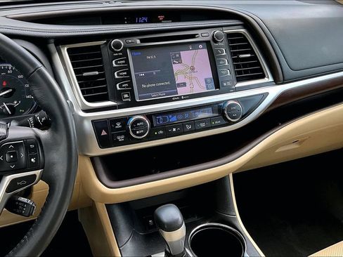 Used 2015 Toyota Highlander Limited Platinum AWD/4WD image 10
