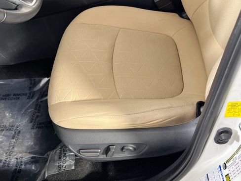 Used 2019 Toyota RAV4 XLE w/ Convenience Package AWD/4WD image 18