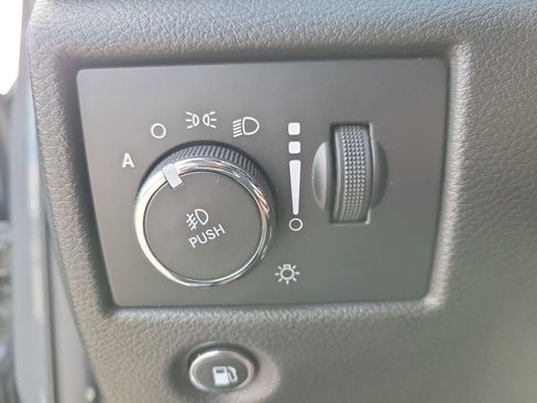 Used 2022 Jeep Grand Cherokee Laredo X image 21