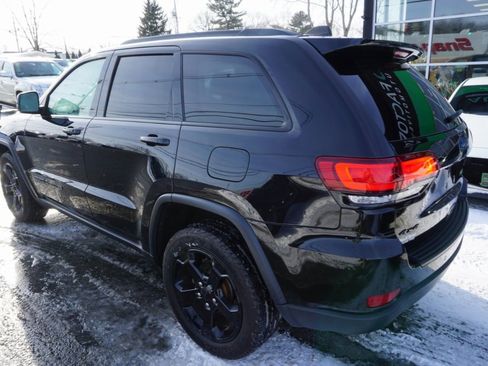 Used 2020 Jeep Grand Cherokee Laredo image 3