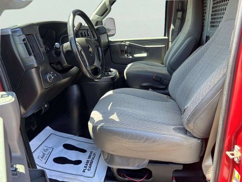 Used 2017 Chevrolet Express 3500 RWD image 16