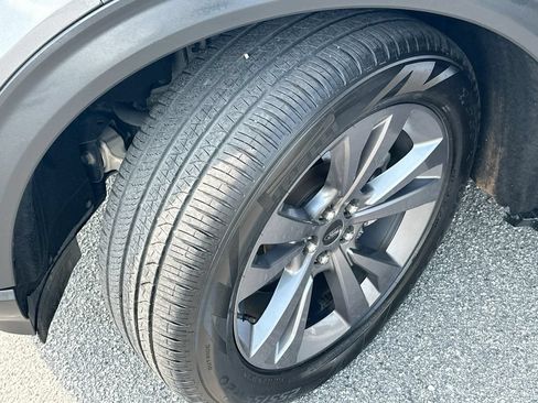 Used 2022 Ford Explorer XLT w/ Equipment Group 202A RWD image 25