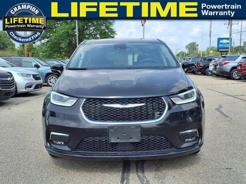 Used 2024 Chrysler Pacifica Touring-L FWD image 2