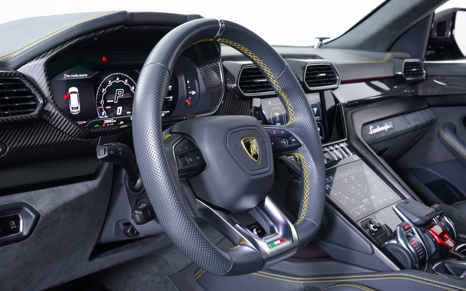 Used 2022 Lamborghini Urus AWD/4WD image 4