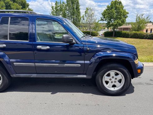 Used 2007 Jeep Liberty Sport RWD image 29