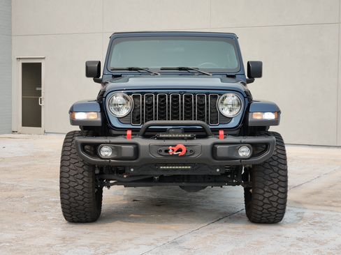 Used 2025 Jeep Gladiator Sport AWD/4WD image 3