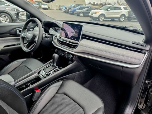 Used 2024 Jeep Compass Latitude image 30