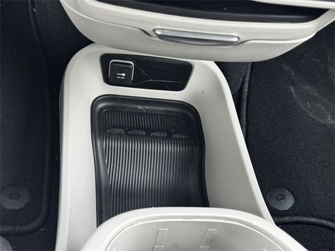 Certified 2024 Chrysler Pacifica Touring-L image 38