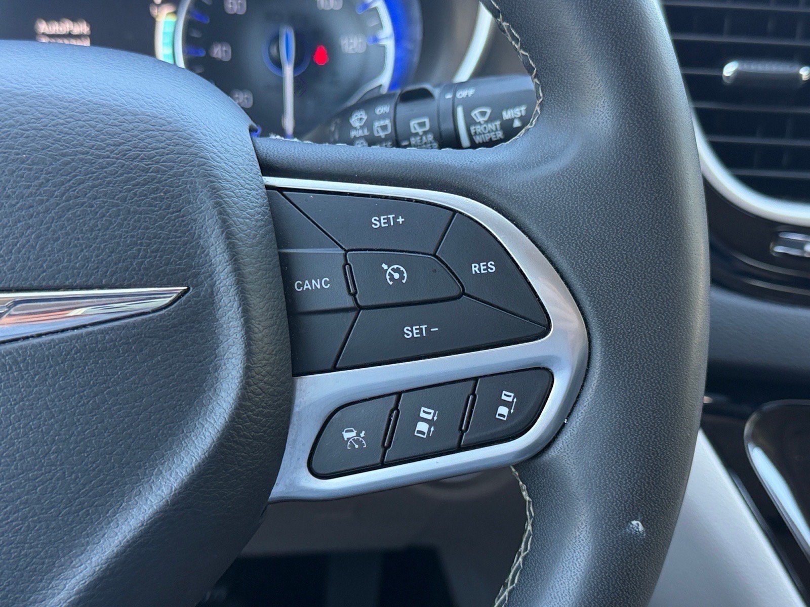 Used 2024 Chrysler Pacifica Touring-L FWD image 26