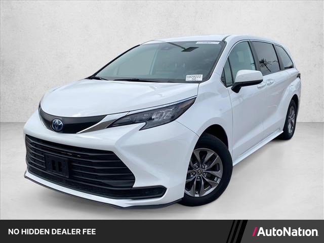 Used 2025 Toyota Sienna LE FWD image 1