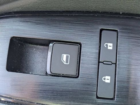 Used 2024 Nissan Rogue S AWD/4WD image 32