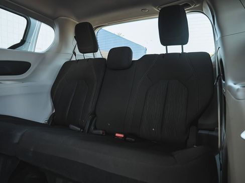 Used 2017 Chrysler Pacifica Touring image 14