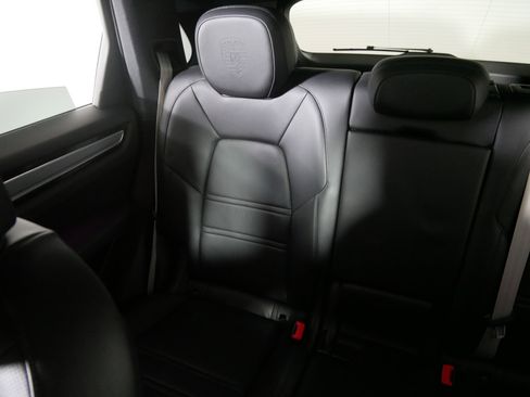 Used 2022 Porsche Cayenne Platinum Edition image 12