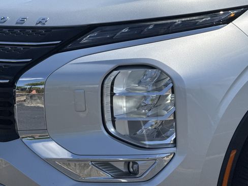 Used 2023 Mitsubishi Outlander SE AWD/4WD image 5
