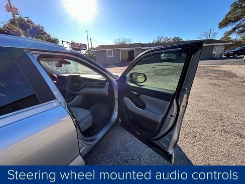 Used 2023 Toyota Highlander XLE image 25