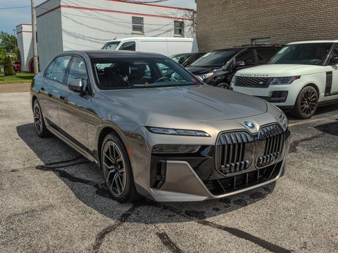 Used 2025 BMW 760i xDrive w/ Executive Package AWD/4WD image 2