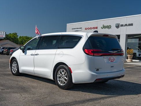 Used 2024 Chrysler Pacifica Touring-L FWD image 3