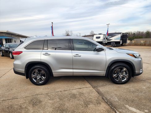 Used 2018 Toyota Highlander Limited Platinum image 3