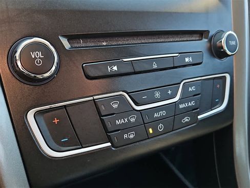 Used 2018 Ford Fusion SE w/ Fusion SE Technology Package image 14