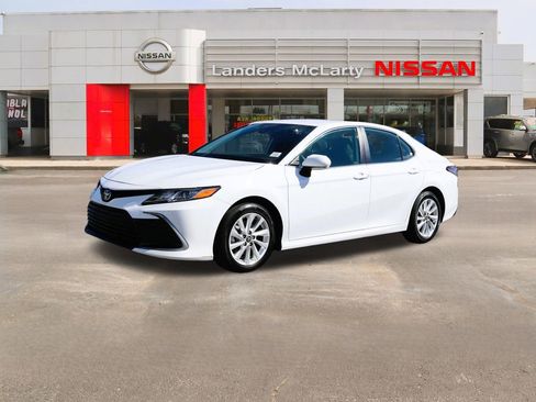 Used 2024 Toyota Camry LE w/ Convenience Package image 7