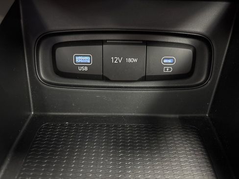 Used 2025 Hyundai Venue SEL image 32