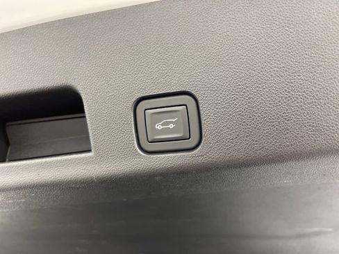 Used 2025 Chevrolet Traverse LT image 22