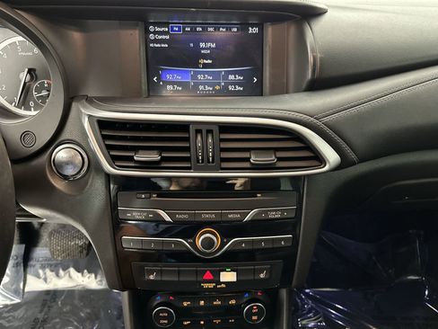 Used 2018 INFINITI QX30 image 25