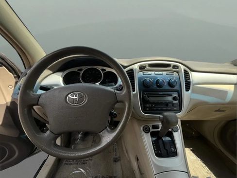 Used 2005 Toyota Highlander 4WD V6 w/ 3rd Row image 9