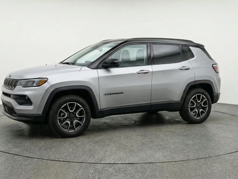 Used 2025 Jeep Compass Trailhawk AWD/4WD image 3