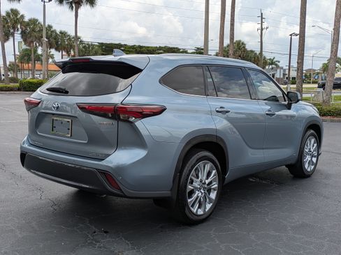 Used 2024 Toyota Highlander Limited AWD/4WD image 6