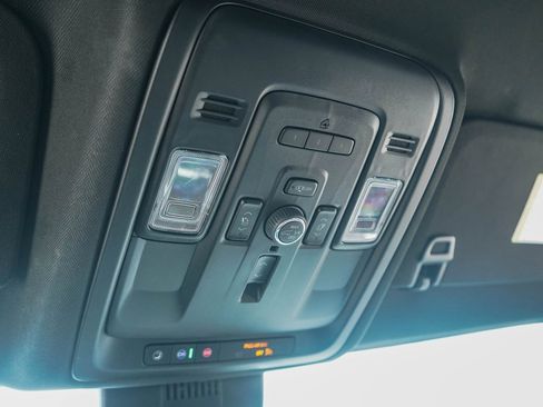 Used 2023 Chevrolet Suburban Premier image 18