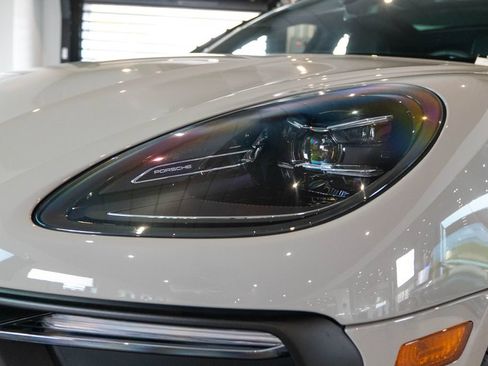 Certified 2025 Porsche Macan AWD/4WD image 14
