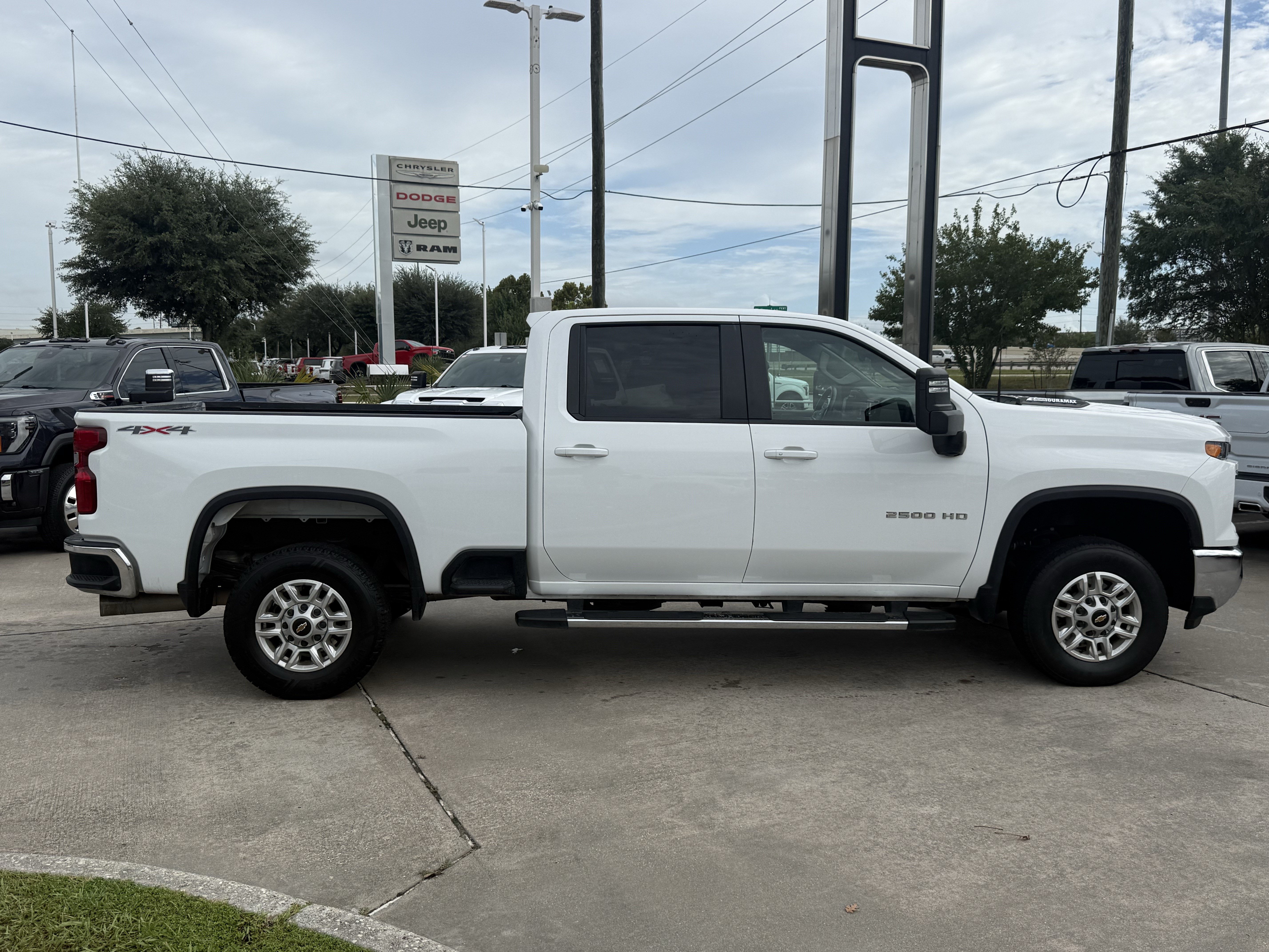 Used 2025 Chevrolet Silverado 2500 LT w/ Convenience Package AWD/4WD image 3
