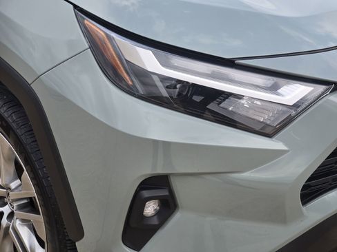 Used 2022 Toyota RAV4 XLE Premium image 11