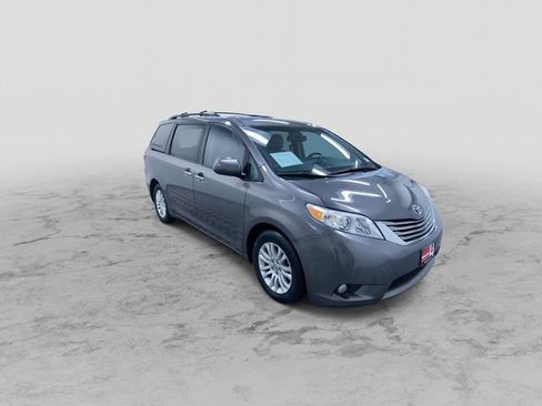 Used 2015 Toyota Sienna XLE image 3