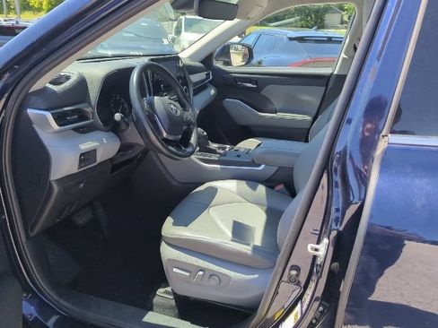 Used 2021 Toyota Highlander XLE FWD image 6