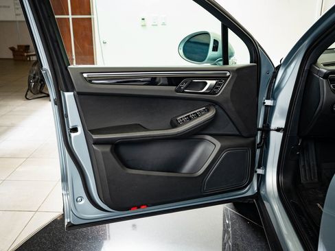 Used 2023 Porsche Macan image 25