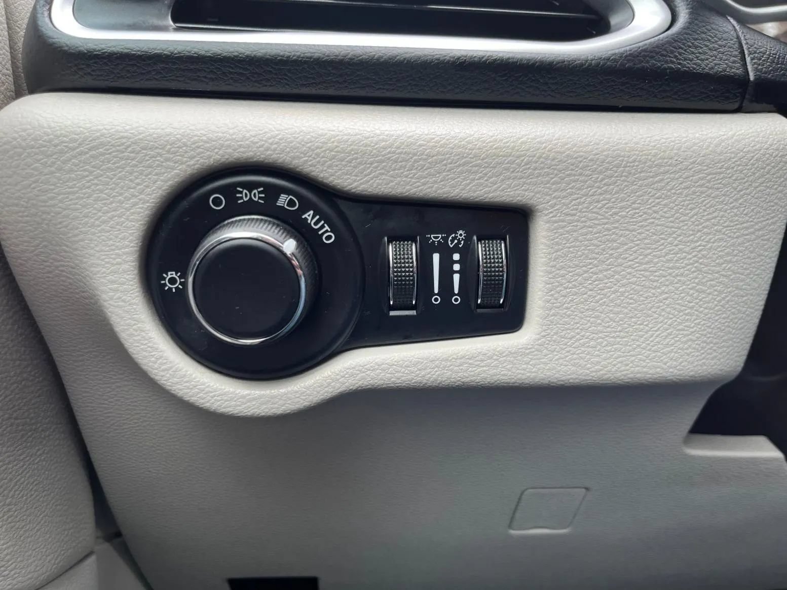Used 2017 Chrysler Pacifica Touring FWD image 36