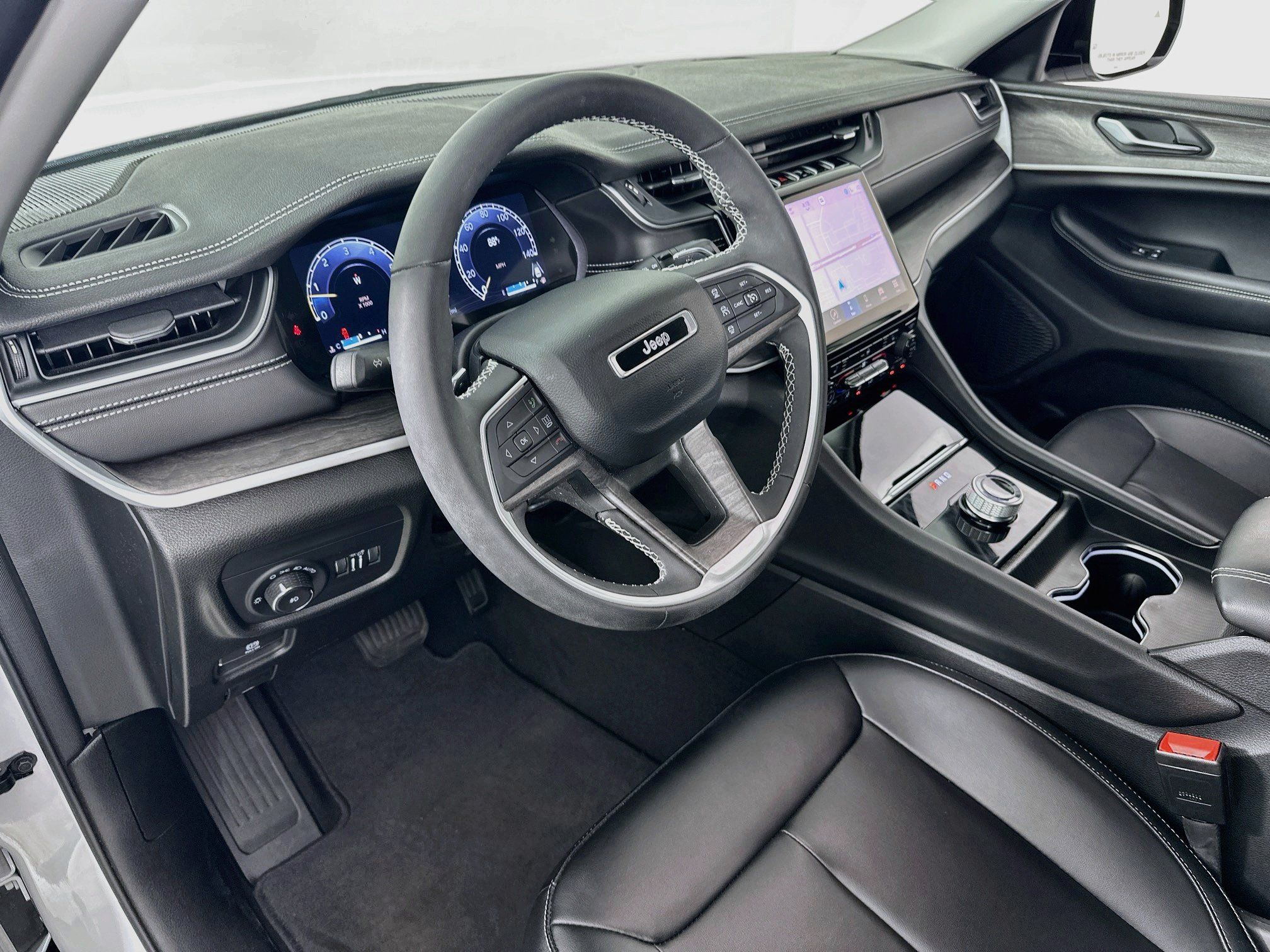 Used 2023 Jeep Grand Cherokee Limited RWD image 9
