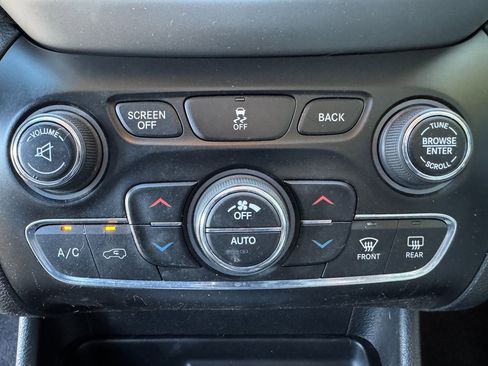 Used 2017 Jeep Cherokee Latitude w/ Comfort/Convenience Group image 37