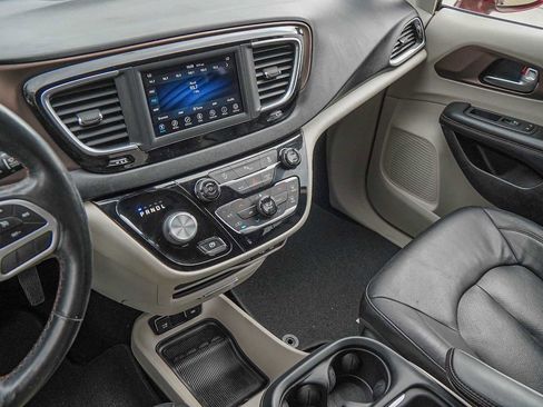 Used 2019 Chrysler Pacifica Touring-L image 16