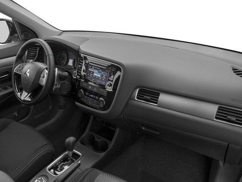 Used 2017 Mitsubishi Outlander SE AWD/4WD image 16
