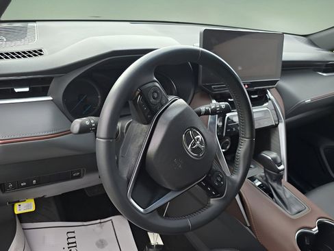 Used 2023 Toyota Venza XLE AWD/4WD image 8