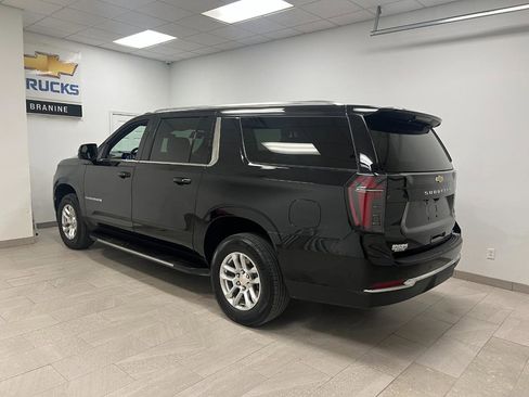 Used 2025 Chevrolet Suburban LT image 5