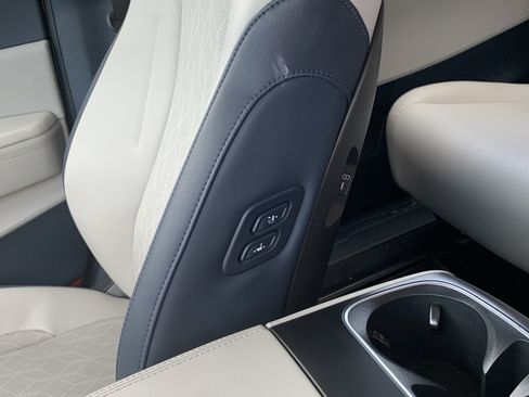 Used 2025 Kia Carnival EX FWD image 29