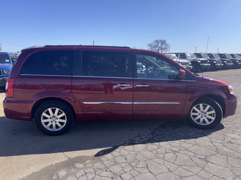 Used 2016 Chrysler Town & Country Touring w/ Driver Convenience Group image 6