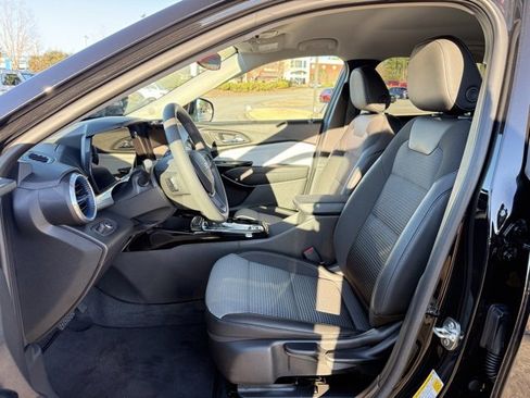 Used 2025 Chevrolet Trax LT image 12