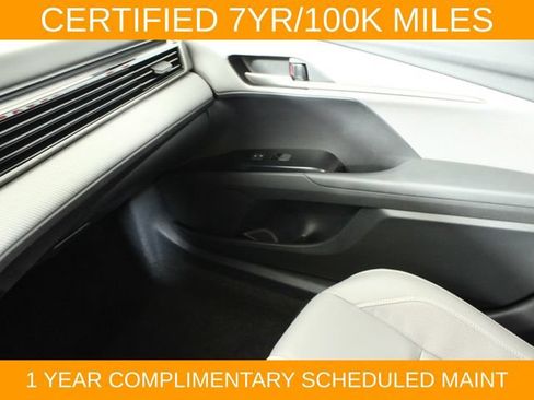 Used 2025 Toyota Camry SE w/ Convenience Package FWD image 15
