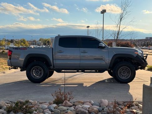 Used 2019 Toyota Tacoma TRD Off-Road AWD/4WD image 9