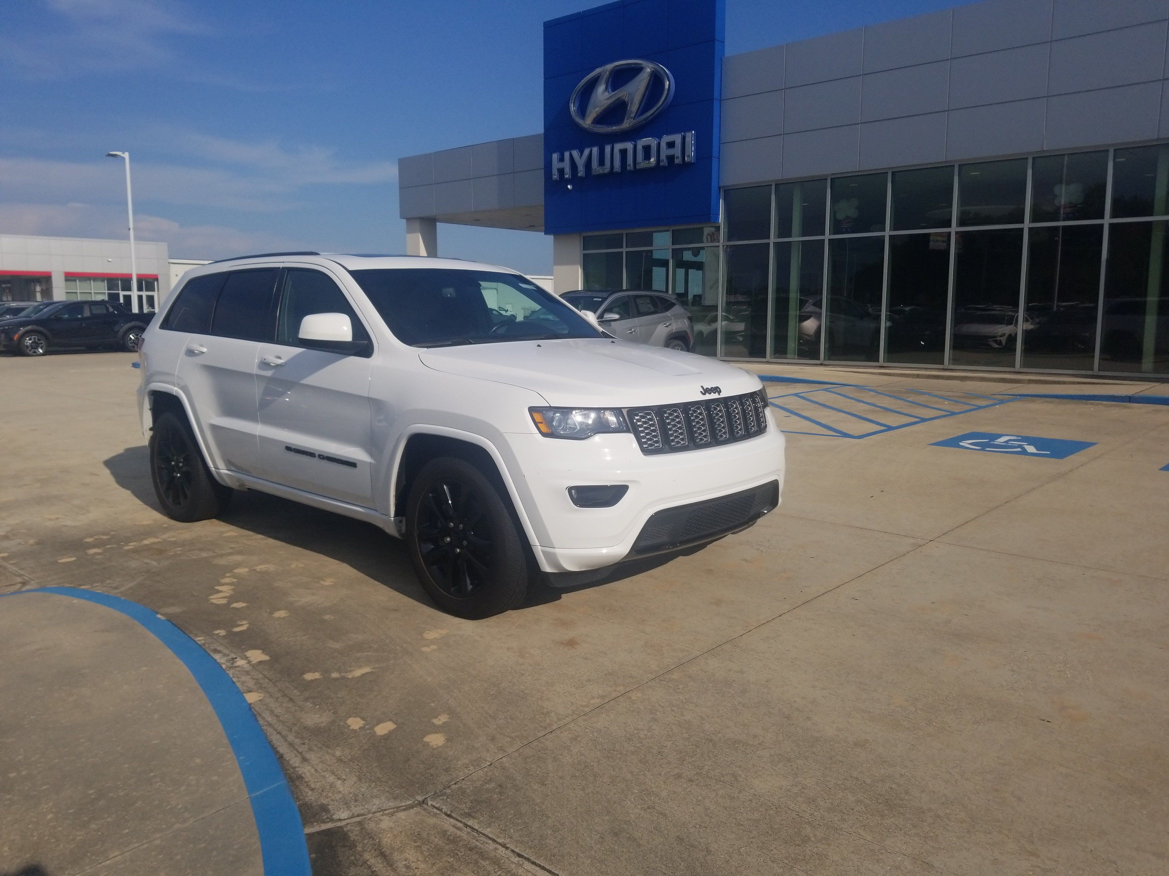 Used 2022 Jeep Grand Cherokee Laredo X RWD image 1